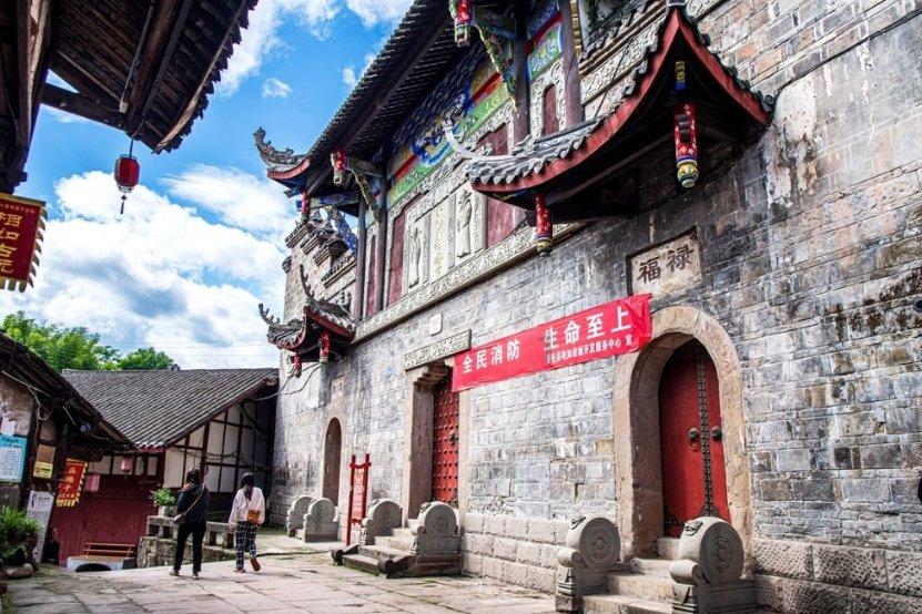 这个露天藏宝洞，估价3亿的镇园之宝随意摆在路边，却没人能搬走